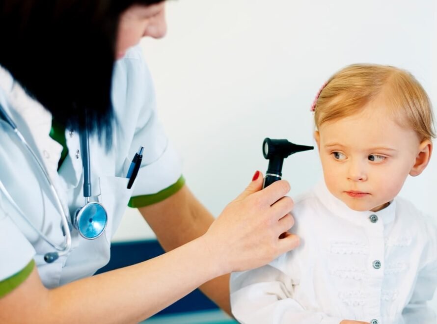 Lekarka badająca słuch u małego dziecka otoskopem – diagnostyka słuchu w gabinecie specjalisty