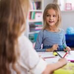 Dziewczynka podczas wizyty w poradni psychologiczno-pedagogicznej – rozmowa i ćwiczenia ze specjalistą