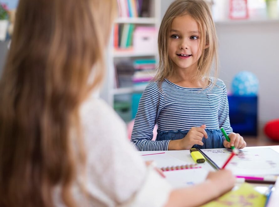 Dziewczynka podczas wizyty w poradni psychologiczno-pedagogicznej – rozmowa i ćwiczenia ze specjalistą