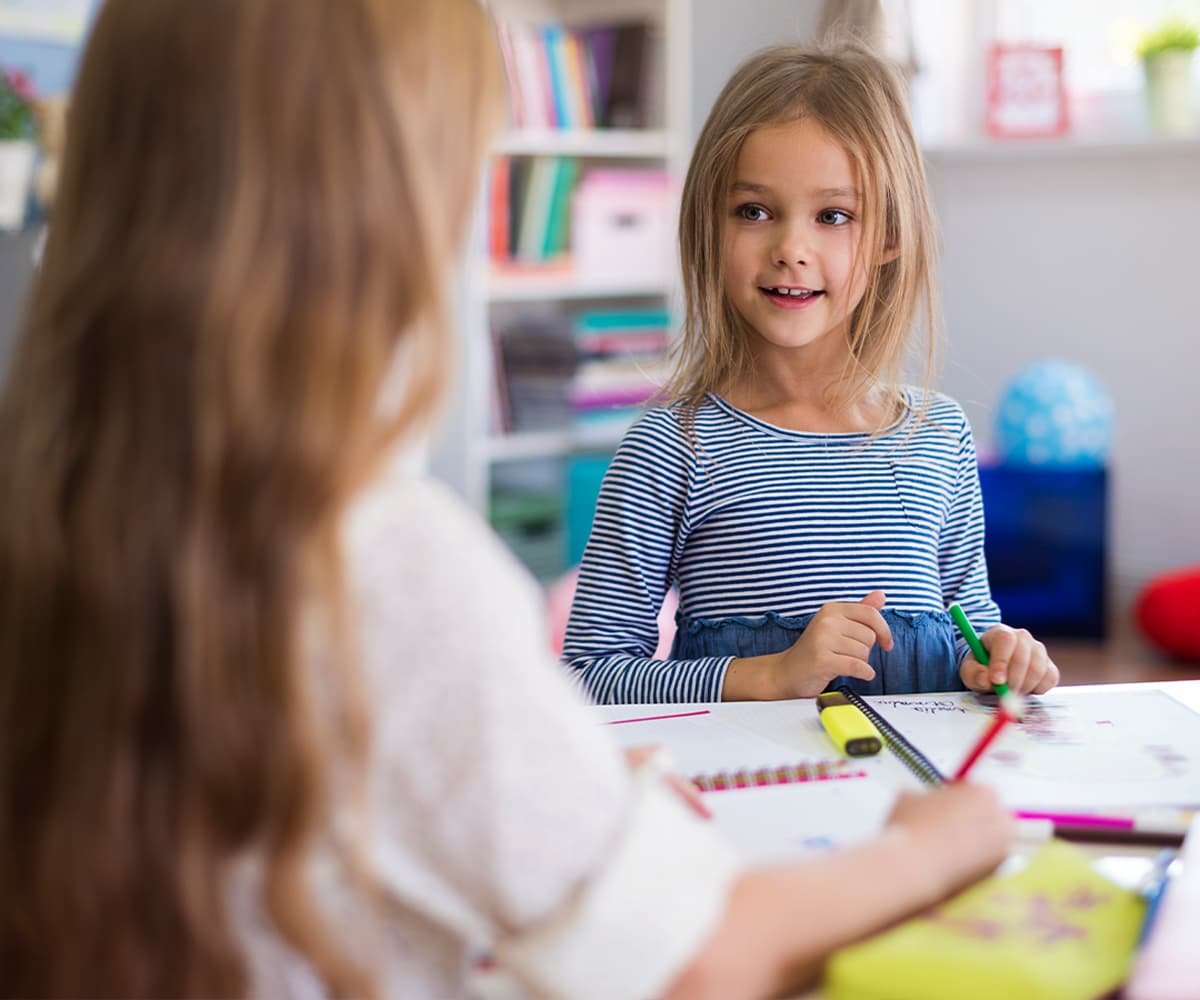 Dziewczynka podczas wizyty w poradni psychologiczno-pedagogicznej – rozmowa i ćwiczenia ze specjalistą